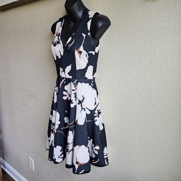ANTHROPOLOGIE Maeve Amory Scuba Dress Fit Flare Floral Black Cream Size 0 VNeck - Picture 5 of 6